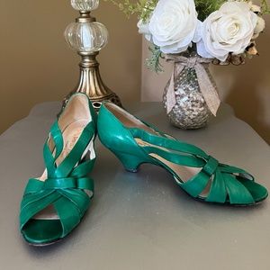 Fabulous 60’s era Emerald Green Italian Leather kitten heels; sz. 6M David Jones